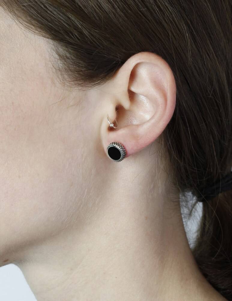 NOVE25 Orecchino Singolo Lobo Puntinato Smalto Nero - Argento