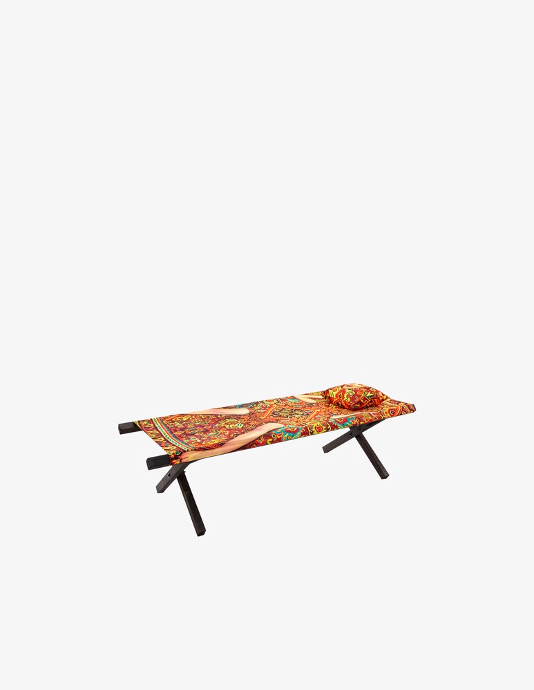 Seletti Lettino Pieghevole Toiletpaper HomeLady On Carpet