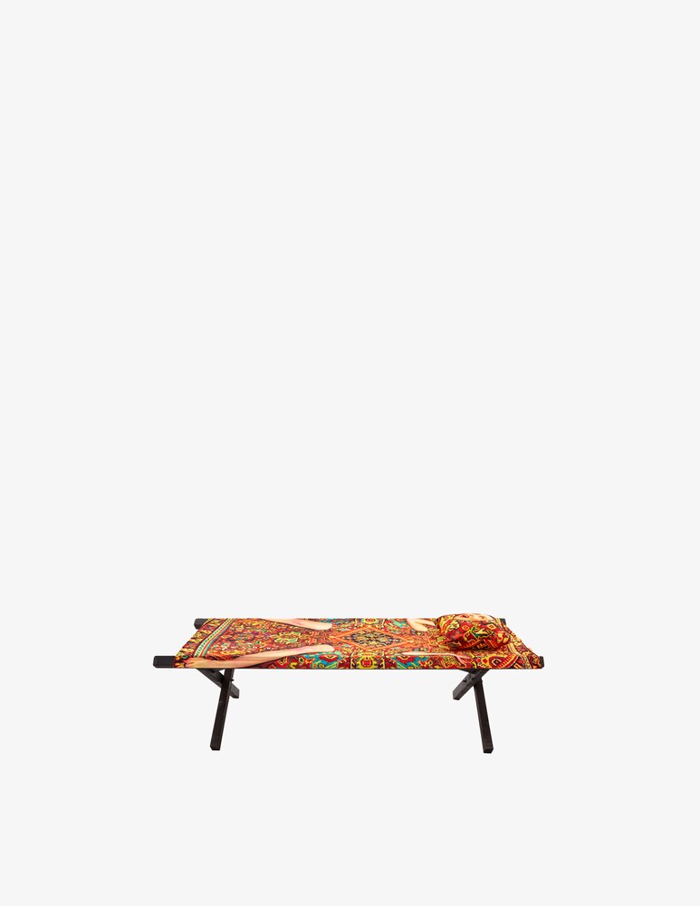 Seletti Lettino Pieghevole Toiletpaper HomeLady On Carpet