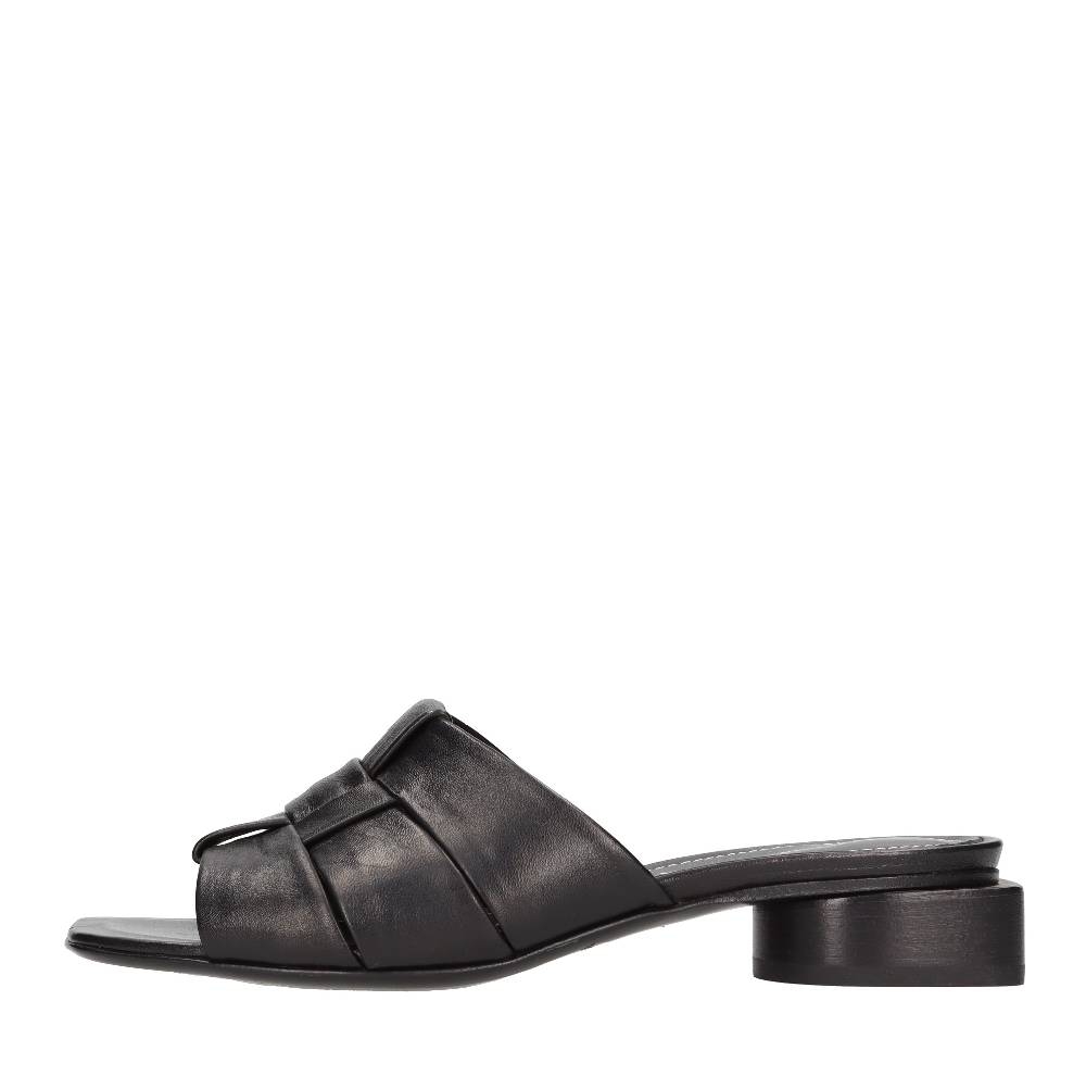 HALMANERA Mules in pelle