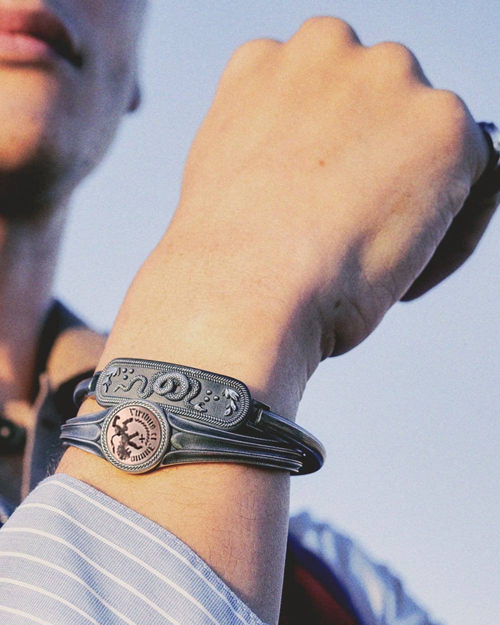 Nove25 BRACCIALE RIGIDO CHEVALIER VIRIBUS ET ANIMO IN ARGENTO