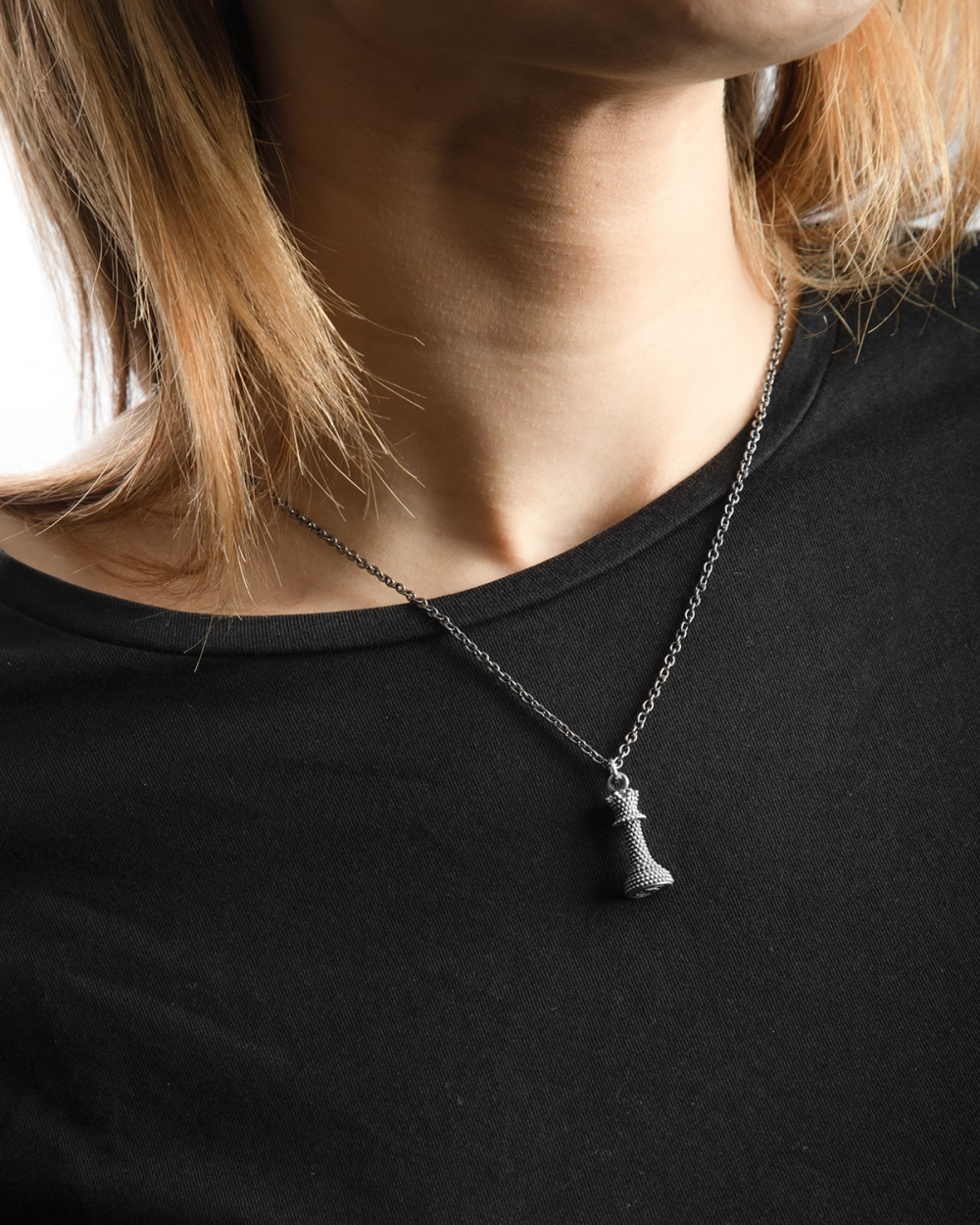 Nove25 CIONDOLO SCACCO REGINA PUNTINATA