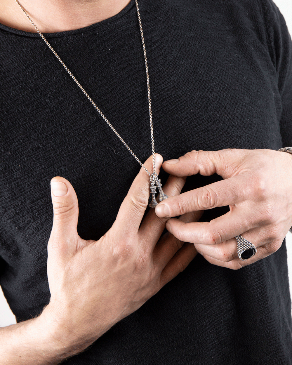 Nove25 CIONDOLO SCACCO REGINA PUNTINATA