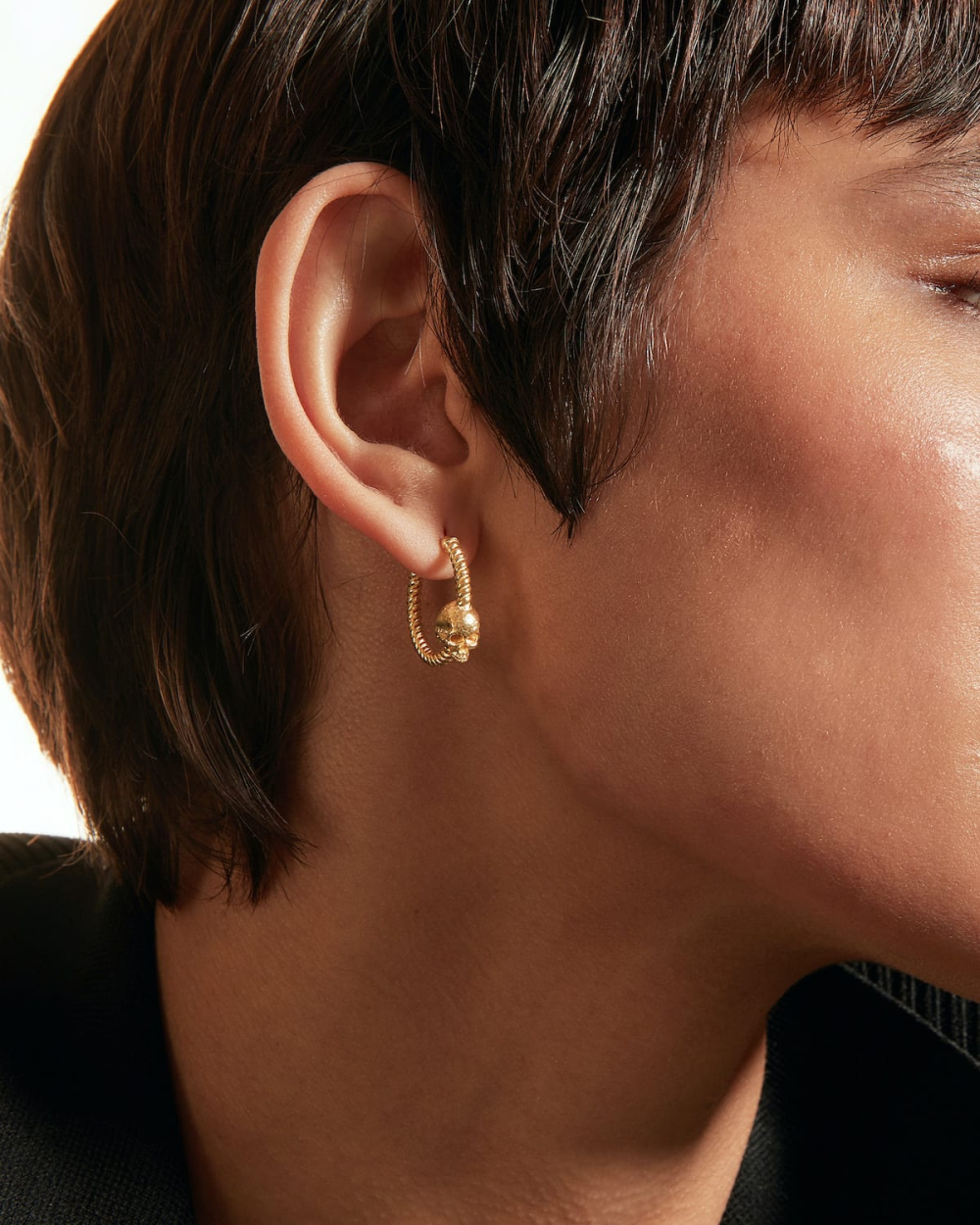 Nove25 ORECCHINO A CERCHIO CON TESCHIO PASSANTE PLACCATO ORO