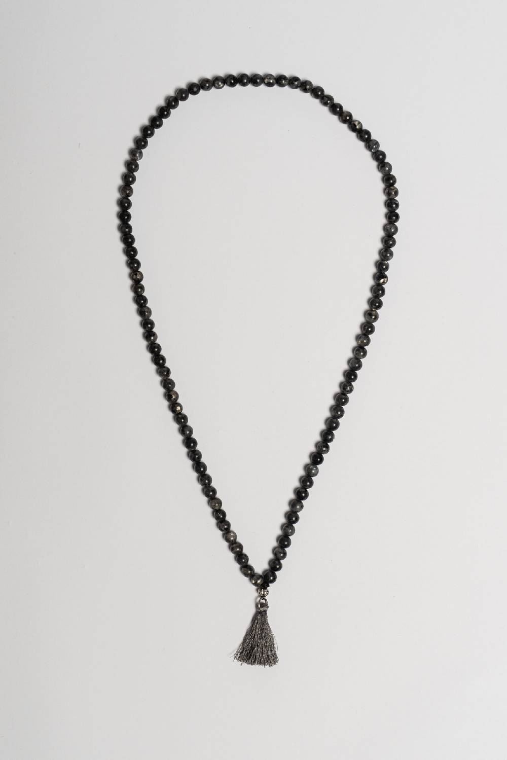 Officina 36 Collana di pietre dure grigia con nappina