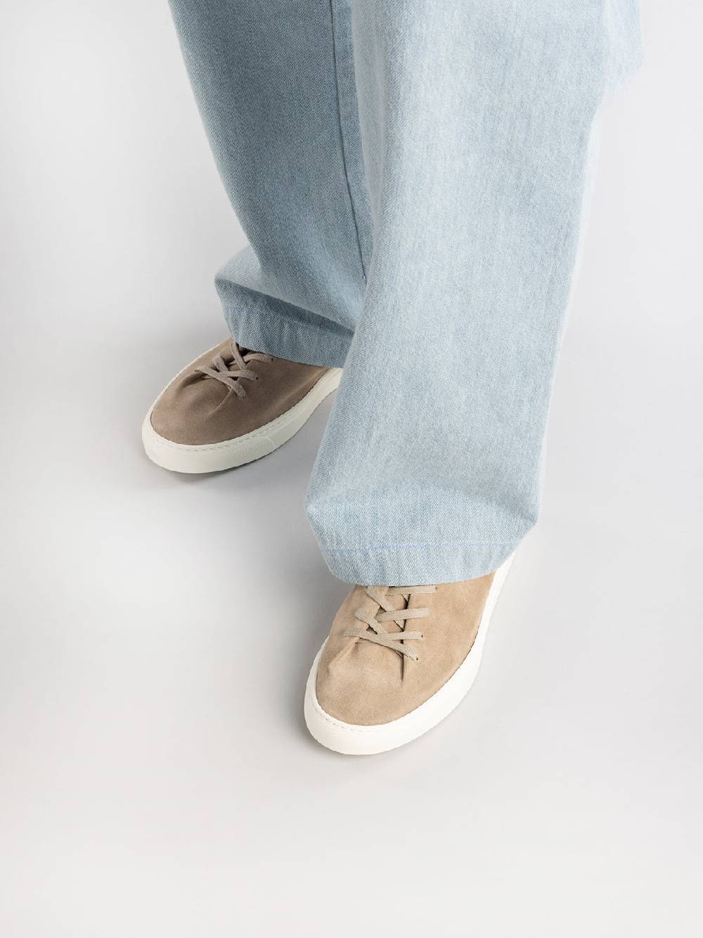 Officine Creative LEGGERA 001 Sneakers Basse In Pelle Scamosciata Tortora