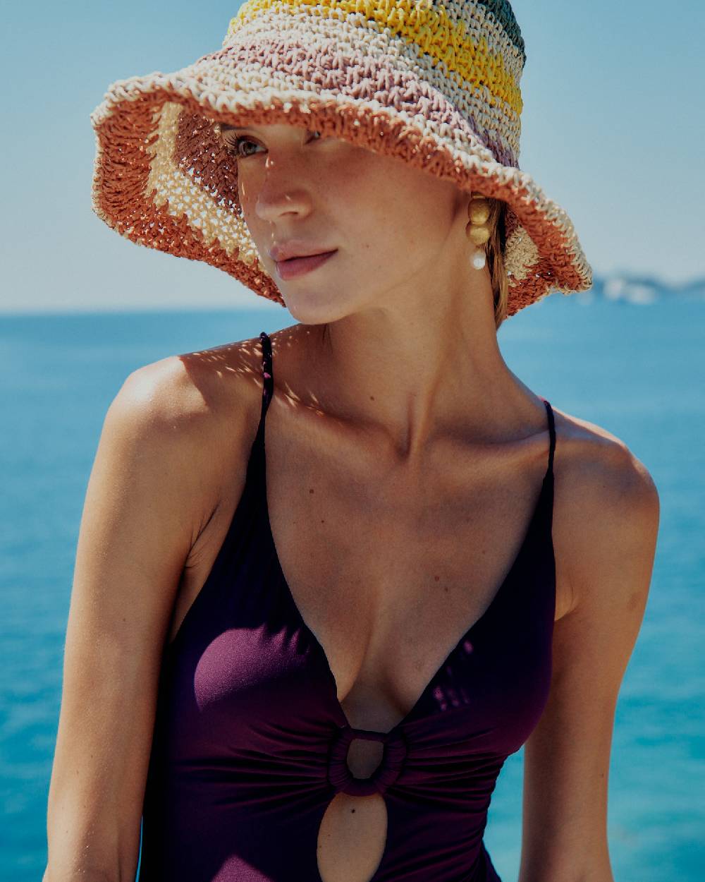 Olivia Gold Intero Con Scollatura E Accessorio Centrale