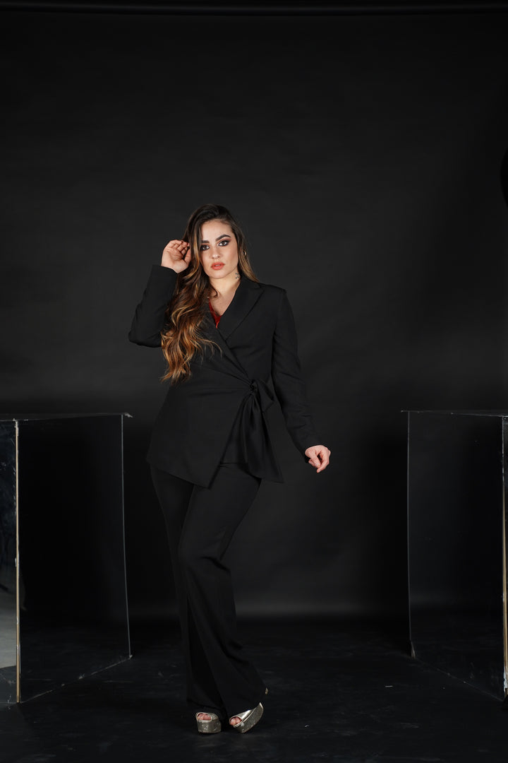 Oltre Tempo Tailleur con nodo laterale e pantalone dritto