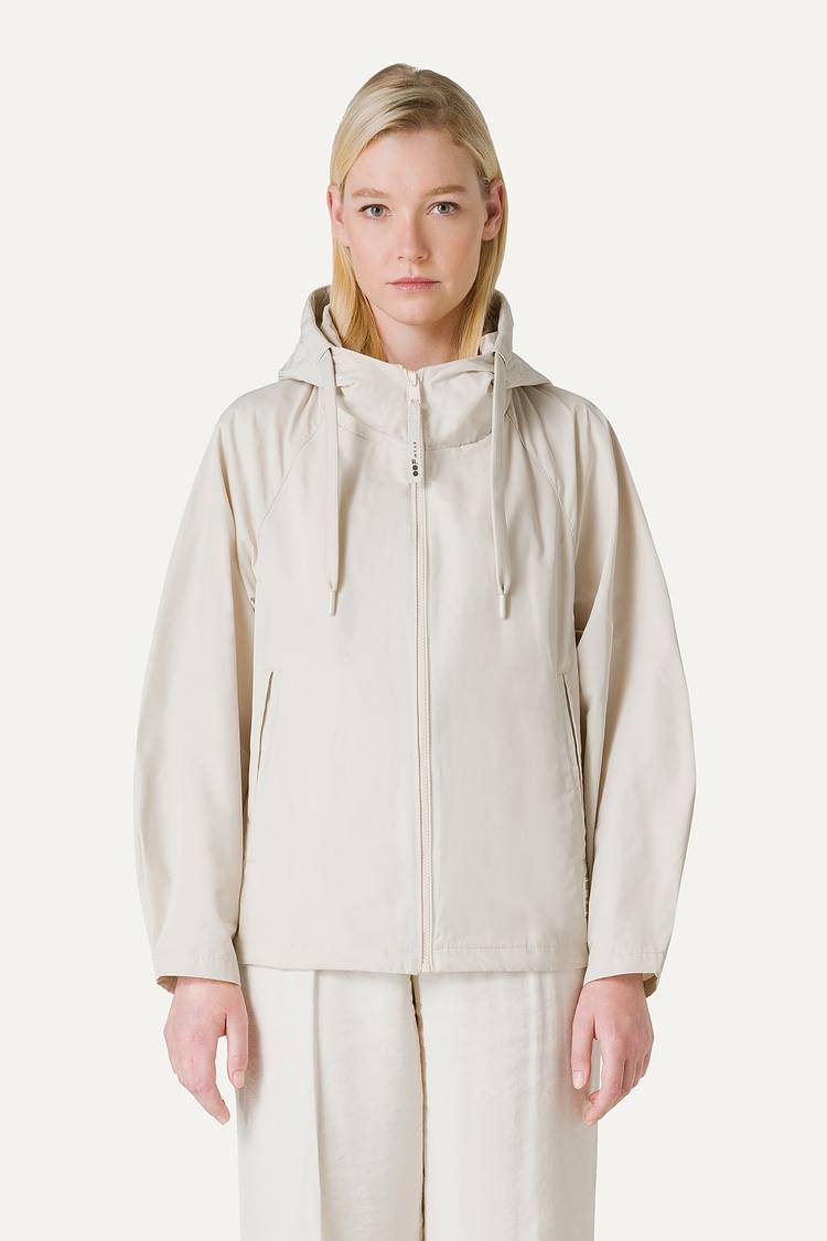 Oof Wear GIACCA CORTA IN NYLON MEMORY CON ARRICIO SULLA SCHIENA 9139 - PANNA