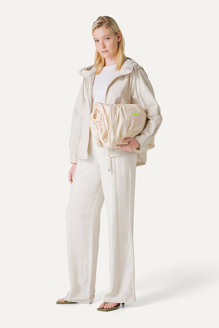 Oof Wear GIACCA CORTA IN NYLON MEMORY CON ARRICIO SULLA SCHIENA 9139 - PANNA