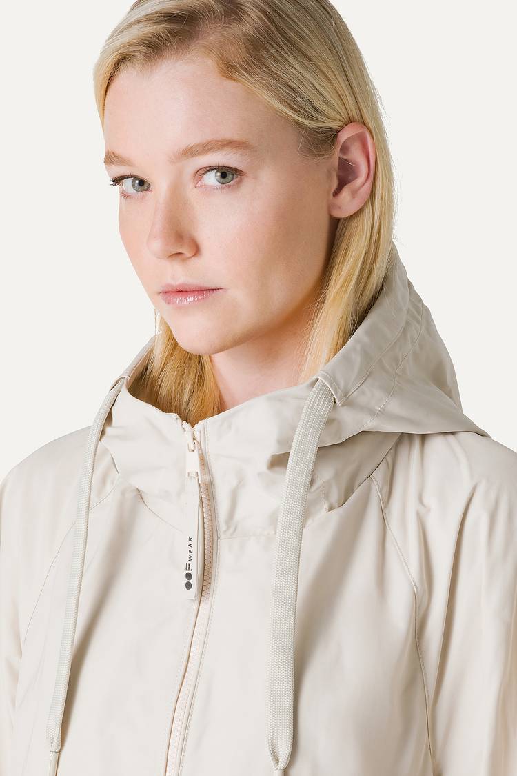 Oof Wear GIACCA CORTA IN NYLON MEMORY CON ARRICIO SULLA SCHIENA 9139 - PANNA