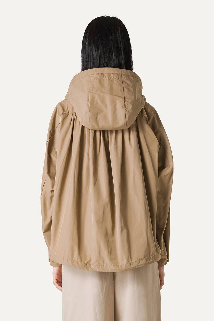 Oof Wear GIACCA CORTA IN NYLON MEMORY CON ARRICIO SULLA SCHIENA 9139 - BEIGE