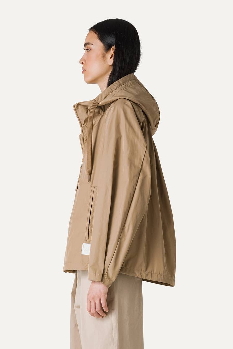 Oof Wear GIACCA CORTA IN NYLON MEMORY CON ARRICIO SULLA SCHIENA 9139 - BEIGE