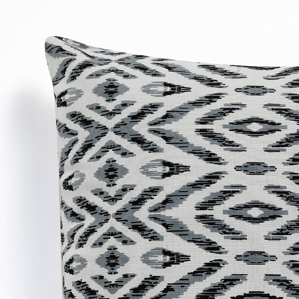 Oresteluchetta Cuscino IKAT B&W