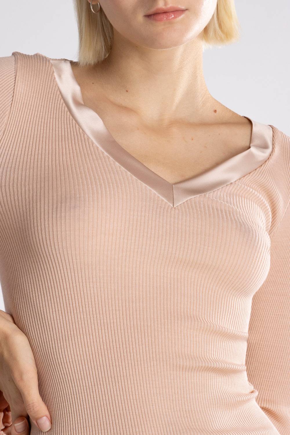 Oscalito Maglia a maniche lunghe con scollo a V in raso di lana e seta 4248