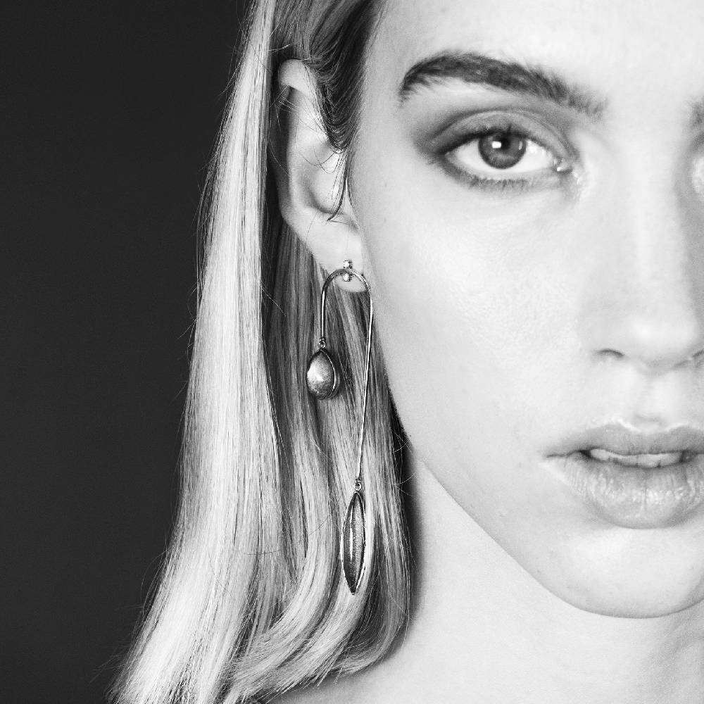 Paola Grande Gioielli AURUM Orecchino Amo Curvo Con Madreperla Bianca