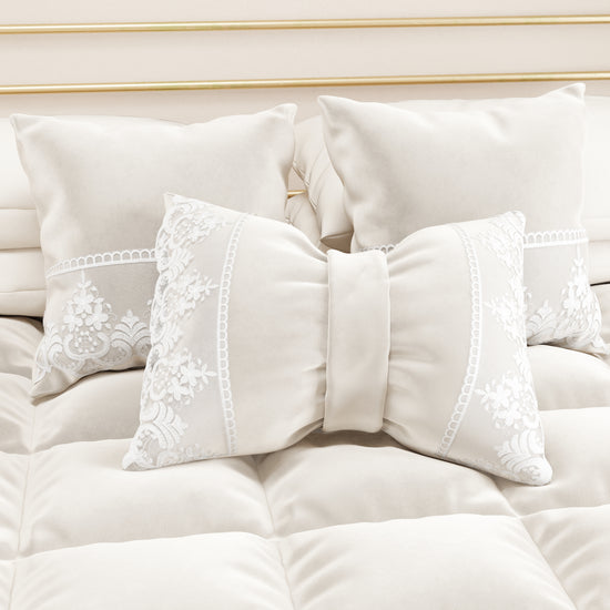 PETTI Cuscino Arredo Fiocco In Velluto E Balza Con Pizzo Rebrodè 40x50 Cm, Cuscino Divano Bianco By Sissy