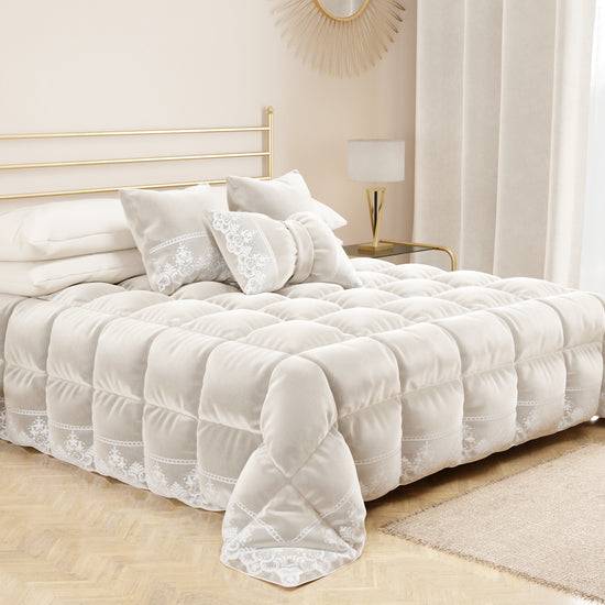 PETTI Cuscino Arredo Fiocco In Velluto E Balza Con Pizzo Rebrodè 40x50 Cm, Cuscino Divano Bianco By Sissy