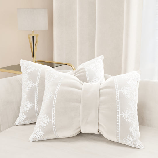 PETTI Cuscino Arredo Fiocco in Velluto e Balza con Pizzo Rebrodè 40x50 cm, Cuscino divano Bianco By Sissy