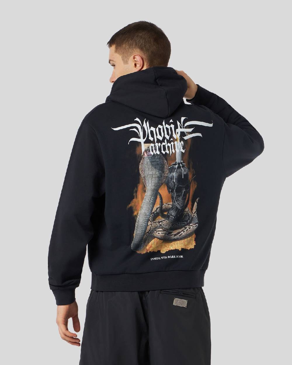 Phobia Archive FELPA NERA CON GRAFICA FIERY COBRA ARANCIONE