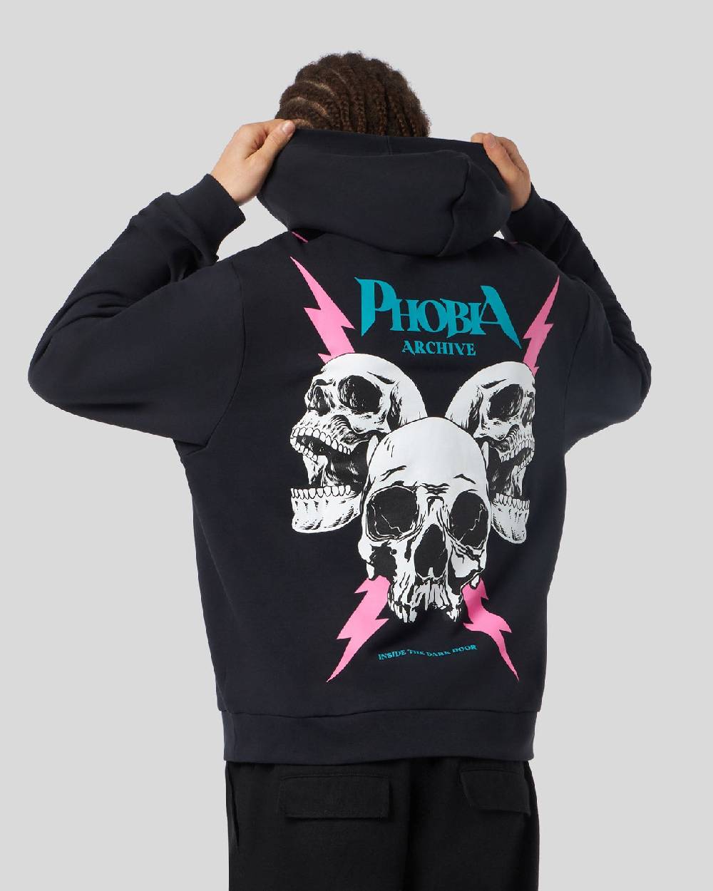 Phobia Archive FELPA NERA CON GRAFICA SCREAMING SKULLS ROSA