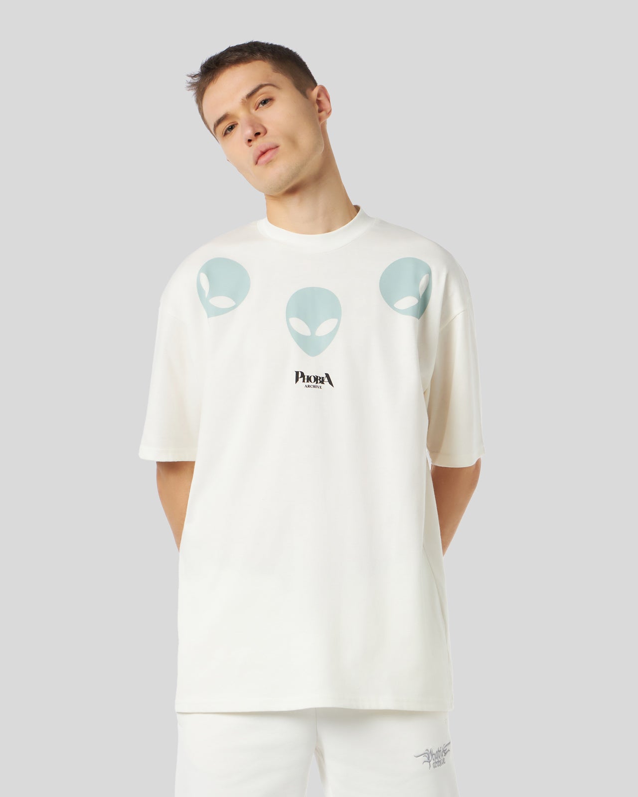 Phobia Archive T-SHIRT BIANCA CON GRAFICA TRIPLE ALIEN FOSFORESCENTE