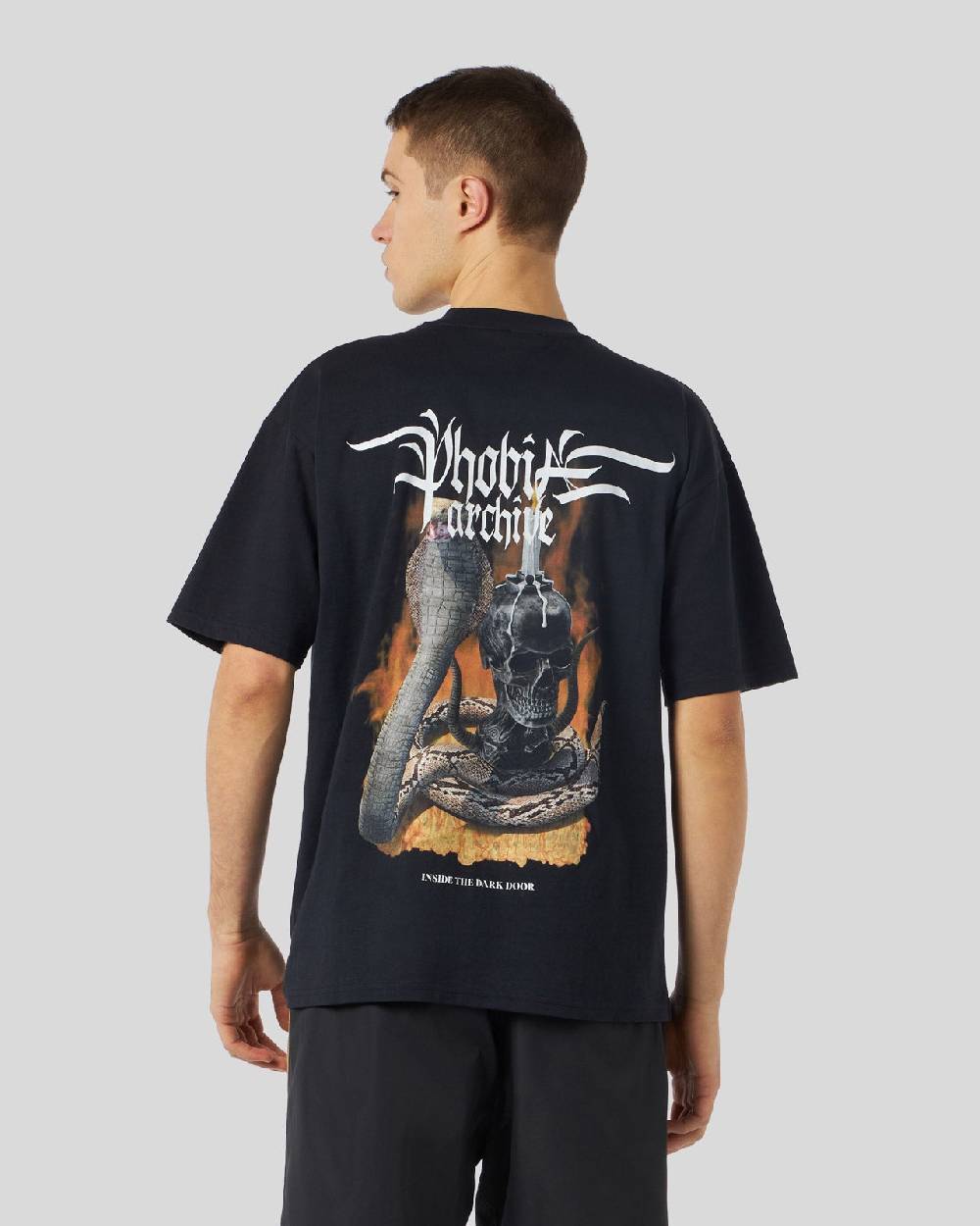 Phobia Archive T-SHIRT NERA CON GRAFICA FIERY COBRA ARANCIONE