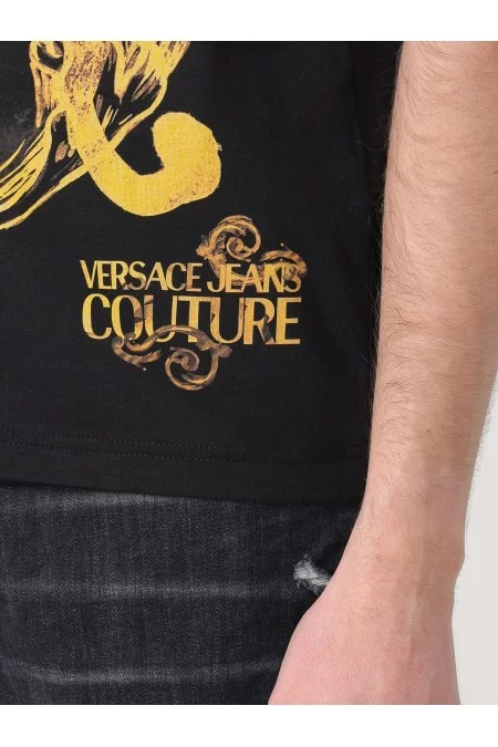 VERSACE Descrizione Maglietta Uomo Versace T-shirt Uomo Versace Maglietta Di Alta Qualità Con Design Elegante Di Versace. Realizzata Con Tessuti Premium Per Comfort E Stile Elevato. Per L\'uomo Moderno Che Cerca Un Look Distint