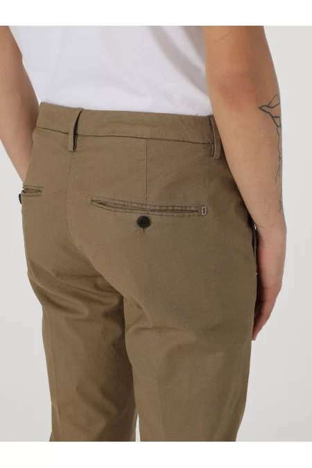 DONDUP Pantaloni Di Alta Qualità Da DONDUP Scopri I Pantaloni Di Alta Qualità Di DONDUP, Marchio Conosciuto Per Il Suo Stile Unico E La Sua Attenzione Ai Dettagli. Vestibilità Perfetta E Materiali Pregiati