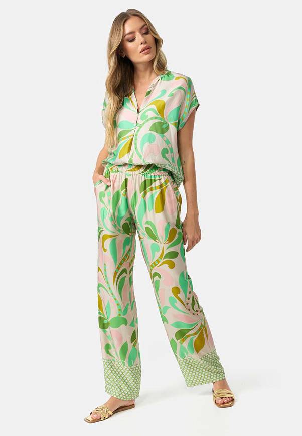 Please Jeans BLUSA CATNOIR A MANICHE CORTE IN ECOVEROSATIN - FIORI VERDI