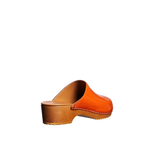 FIGURE DECORATIVE ZOCCOLI IN PELLE E LEGNO