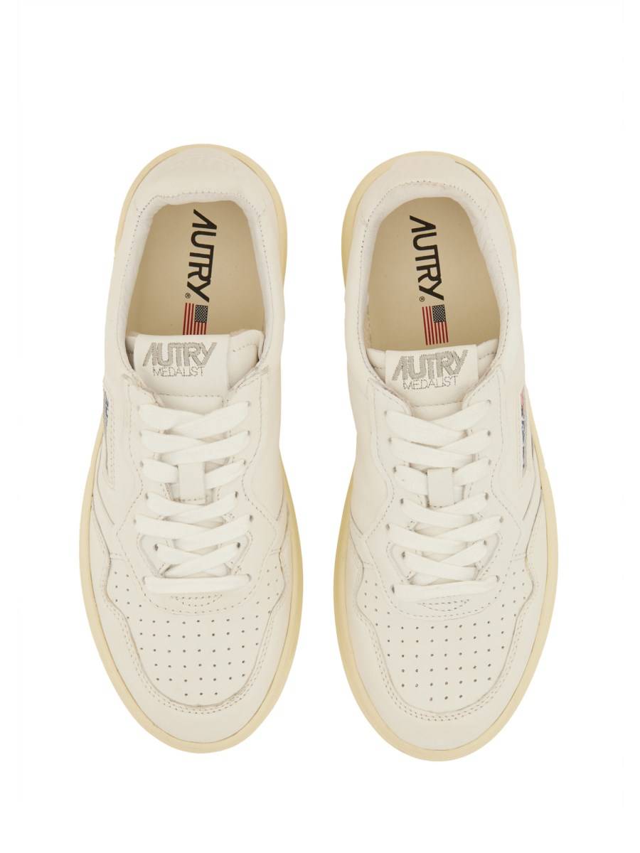 AUTRY SNEAKERS MEDALIST LOW IN PELLE
