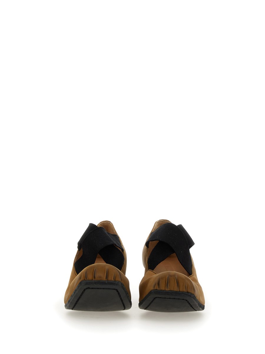 UMA WANG BALLERINA IN PELLE CON FASCIA ELASTICA E PUNTA IN GOMMA