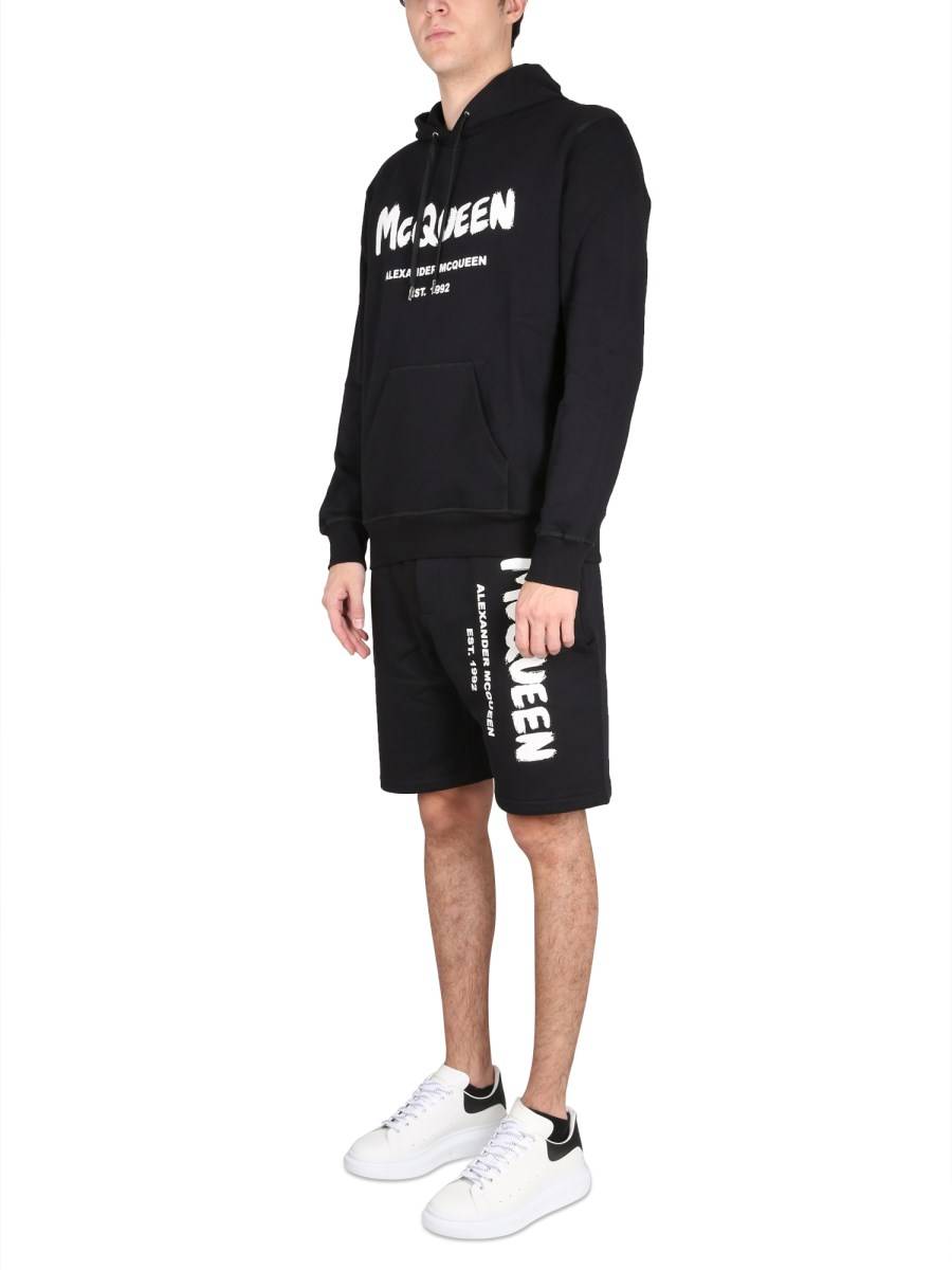 ALEXANDER McQUEEN BERMUDA IN COTONE CON STAMPA LOGO GRAFFITI
