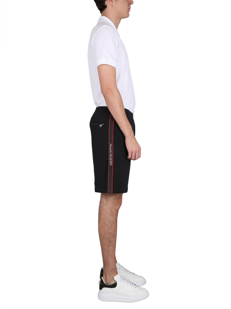 ALEXANDER McQUEEN BERMUDA IN FELPA DI COTONE CON BANDA LOGATA CIMOSATA