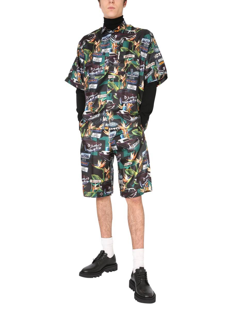 GIVENCHY BERMUDA IN SETA A GAMBA DRITTA CON STAMPA MOTEL MULTICOLOR