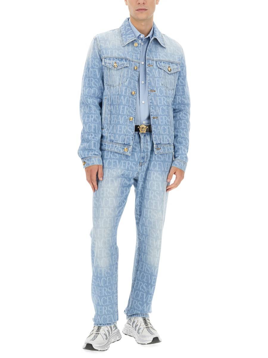 VERSACE BLOUSON IN DENIM CON STAMPA VERSACE ALLOVER