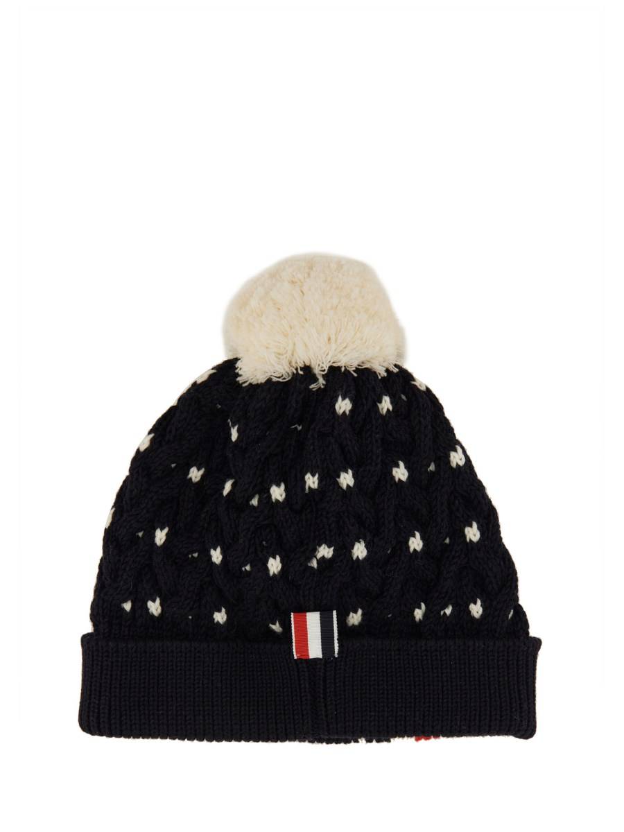 THOM BROWNE CAPPELLO A TRECCE IN LANA CON INTARSIO RIGHE RWB E POM POM