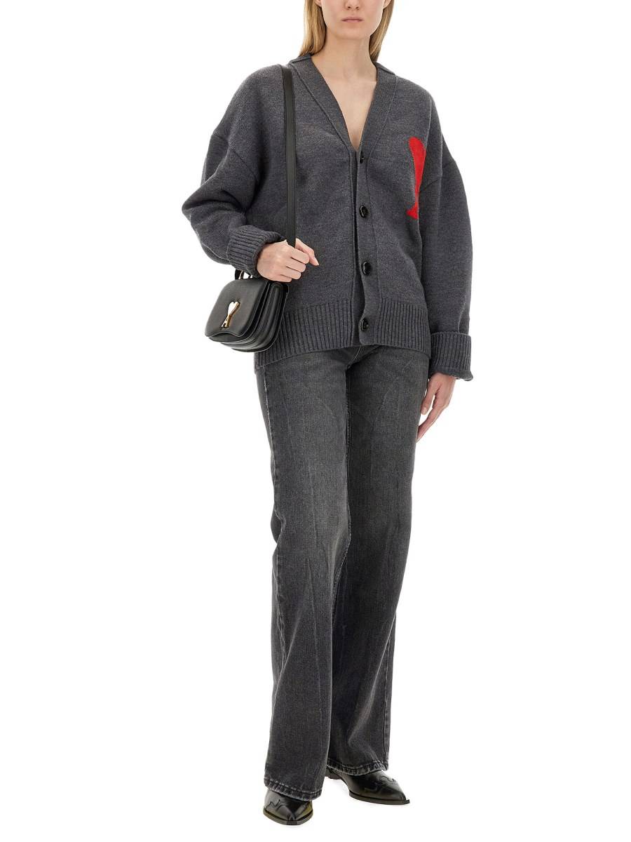 AMI PARIS CARDIGAN CON SCOLLO A V E RICAMO LOGO IN LANA