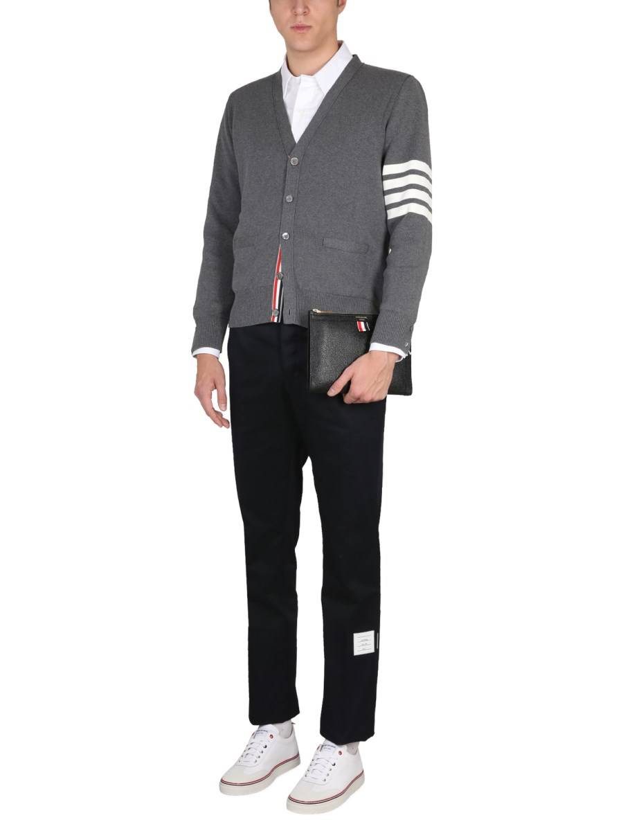 THOM BROWNE CARDIGAN SCOLLO A V IN COTONE PUNTO MILANO CON 4 BAR STRIPES