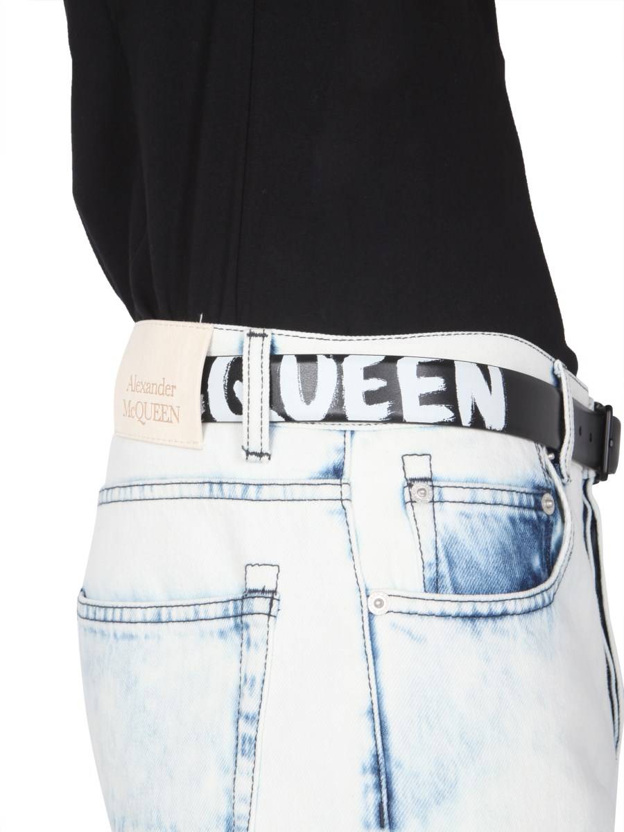 ALEXANDER McQUEEN CINTURA THIN TWIN SKULL IN PELLE CON STAMPA LOGO GRAFFITI