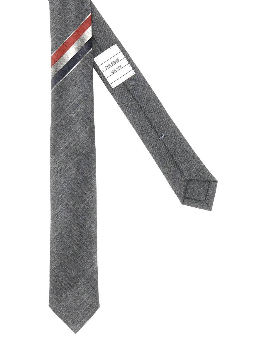 THOM BROWNE CRAVATTA CLASSICA IN TWILL DI LANA CON DETTAGLIO RWB