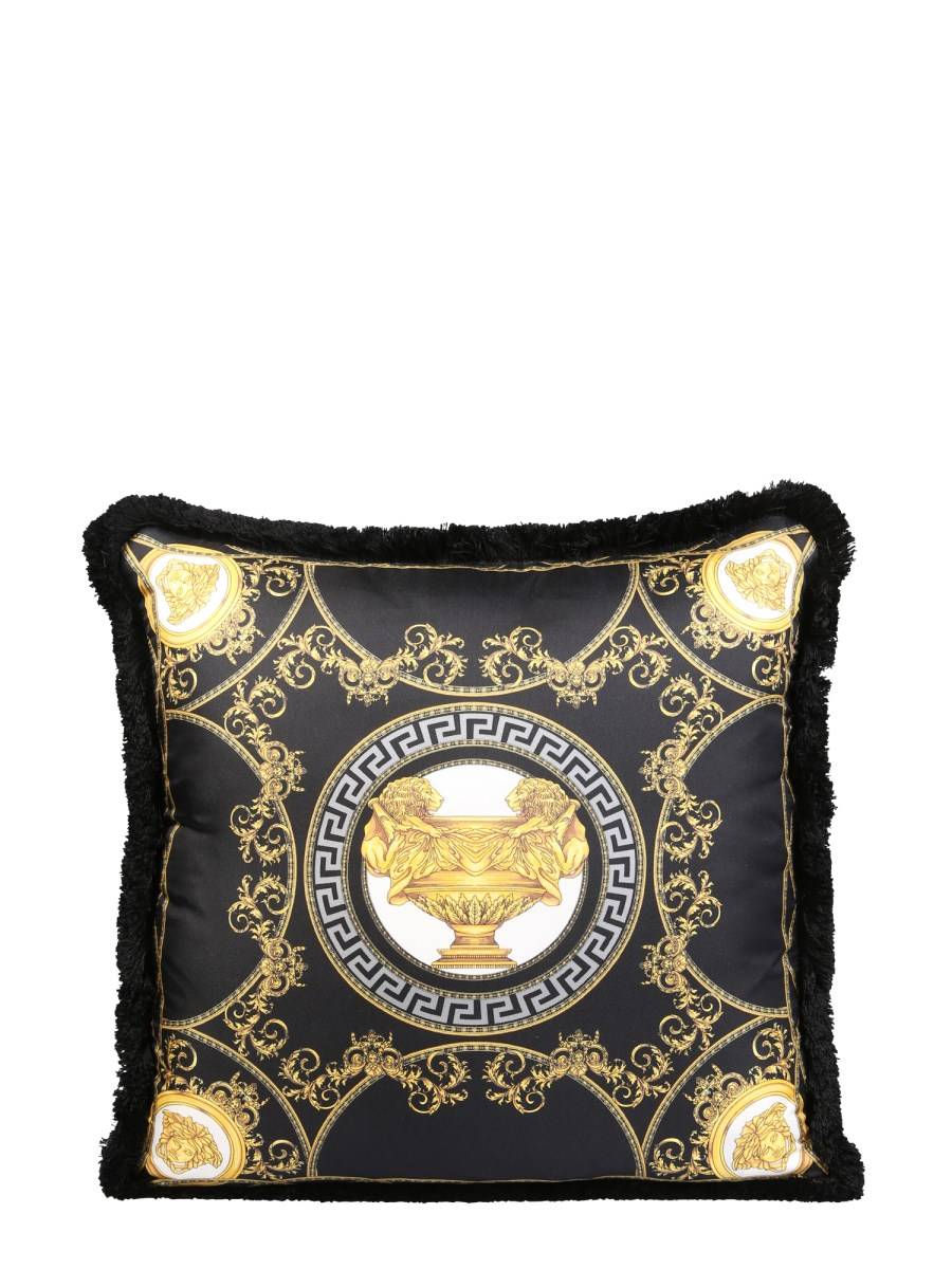 VERSACE CUSCINO IN SETA CON STAMPA LA COUPE DES DIEUX E FRANGE