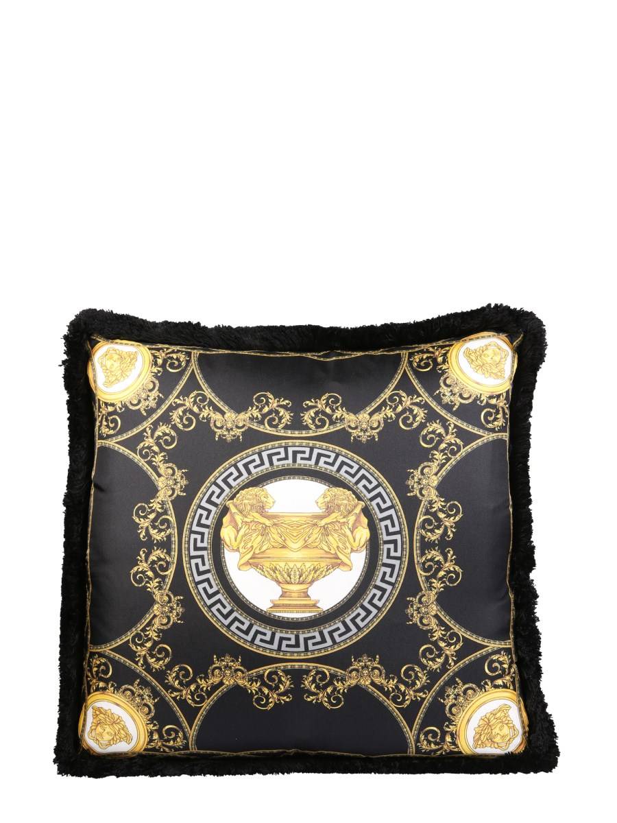 VERSACE CUSCINO IN SETA CON STAMPA LA COUPE DES DIEUX E FRANGE