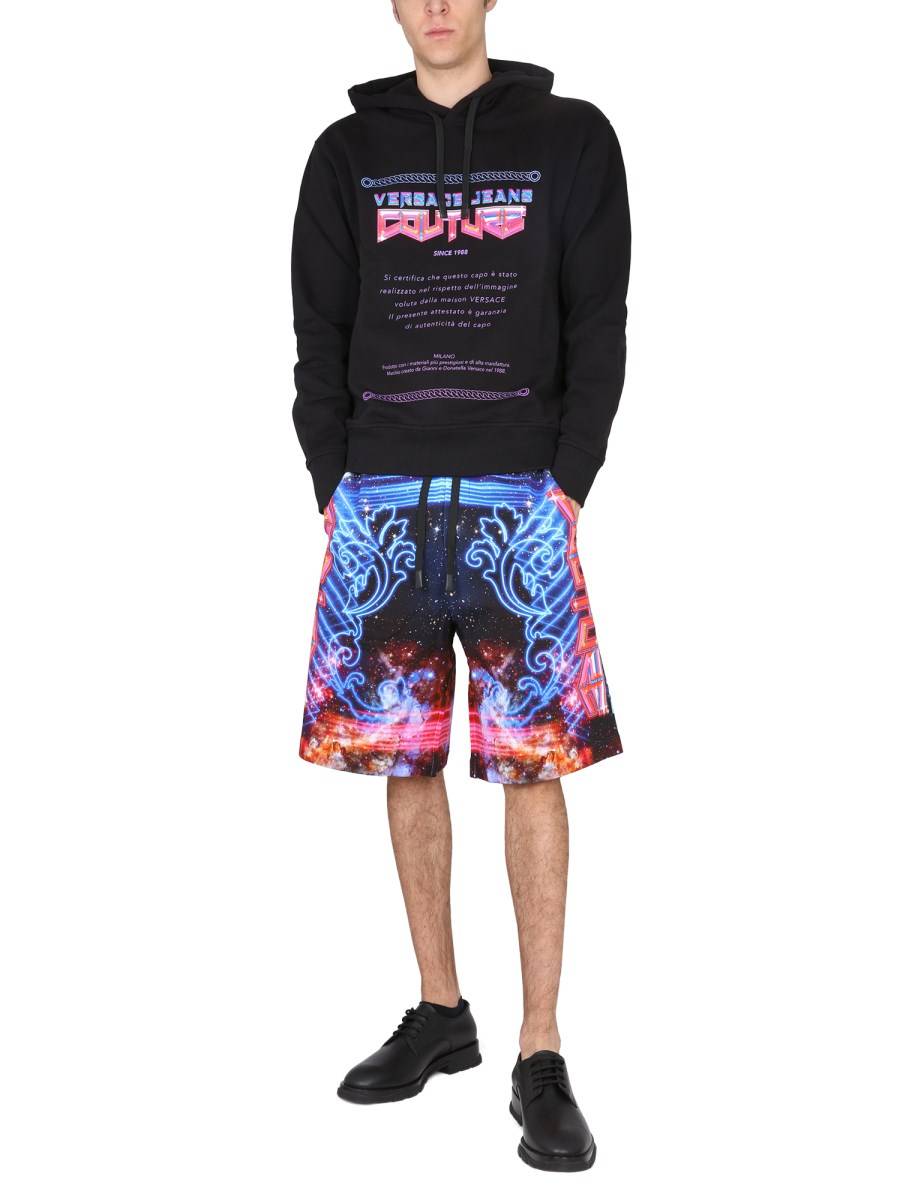 VERSACE JEANS COUTURE FELPA CON CAPPUCCIO "SPACE WARRANTY" IN COTONE
