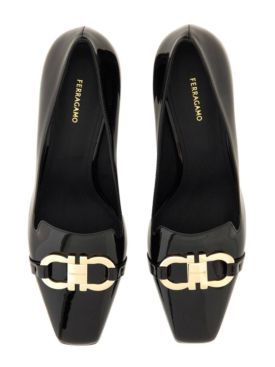 FERRAGAMO DÈCOLLETÈ GANCINI IN VERNICE SOFT