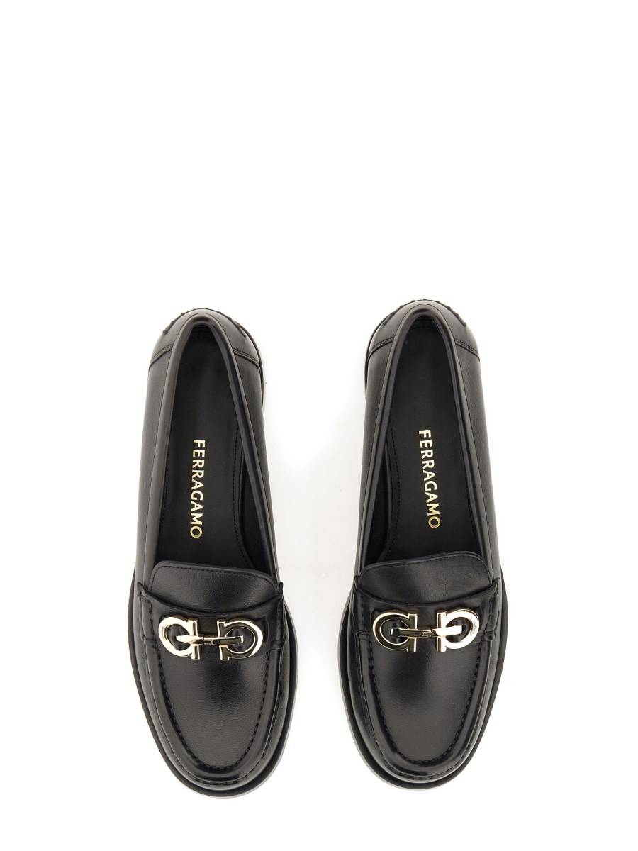 FERRAGAMO MOCASSINO CON DECORO GANCINI