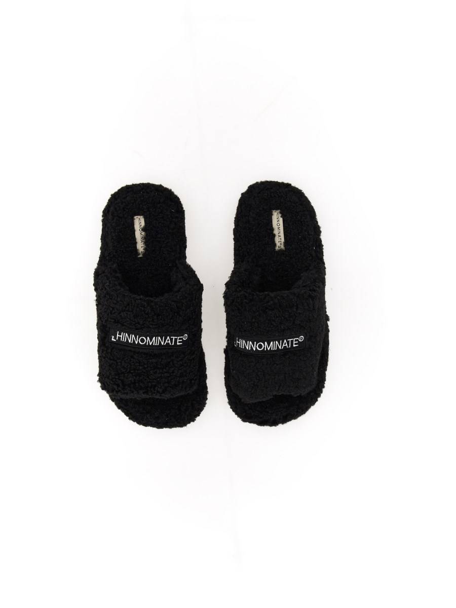 HINNOMINATE SLIPPER IN ECOFUR CON LOGO