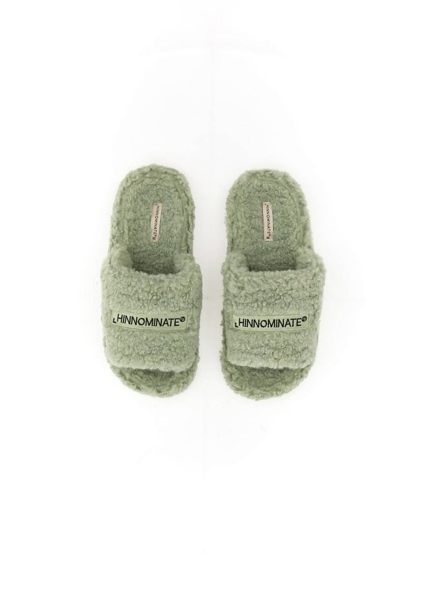 HINNOMINATE SLIPPER IN ECOFUR CON LOGO