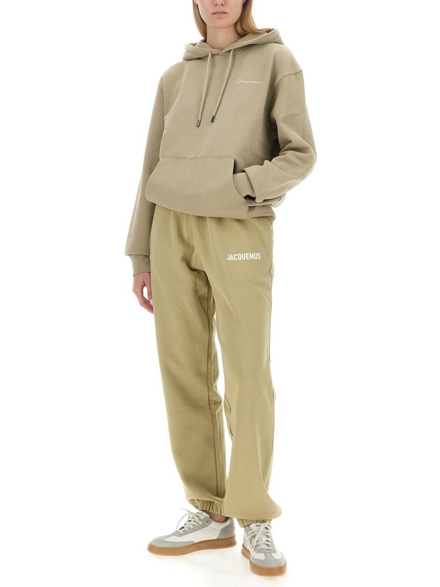 JACQUEMUS PANTALONE JOGGING CON LOGO